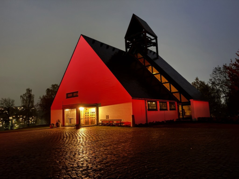 Holmen kirke ble rød 24 oktober